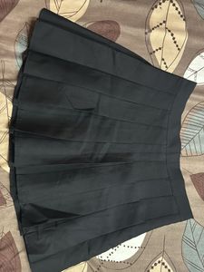 Chic Black Pleated Mini Skirt