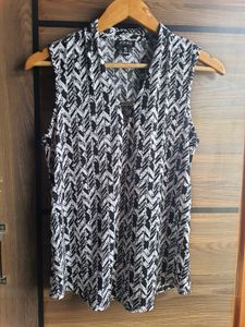 Chic Sleeveless Black & White Print Top