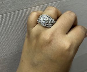 Sparkling Floral Design Ring