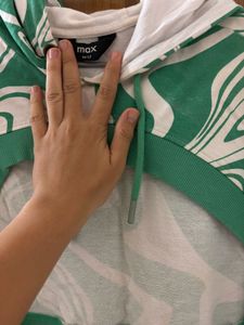 Green &amp; White Swirl Crop Hoodie
