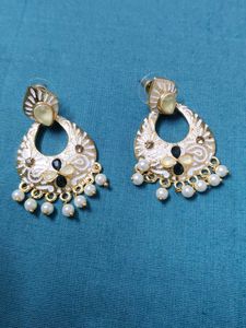 Elegant White &amp; Gold Earrings