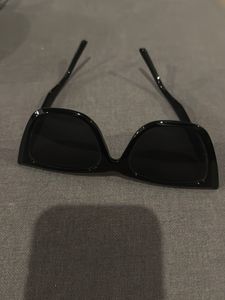 Chic Black Cat-Eye Sunglasses
