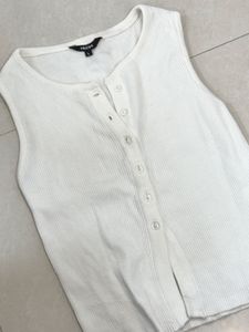 White button fitted top - L