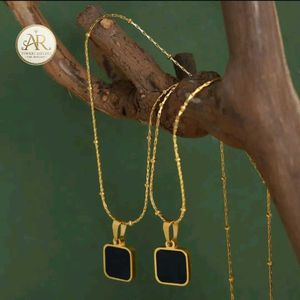 combo of bow earings with chunky pendant and tulip
