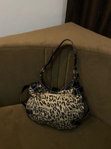 GUESSStylish Leopard Print Shoulder Bag