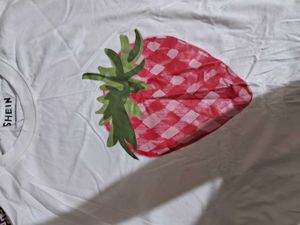strawberry print tshirt🍓