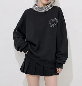 oversized black sweatshirt 👀