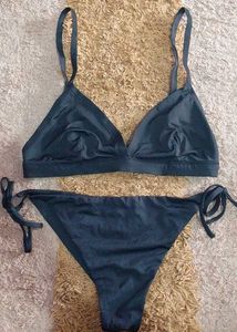 Black seamless bikini set.