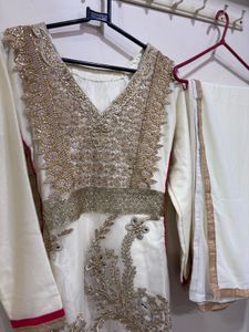 Elegant White Kurta Set with Intricate Embellishme
