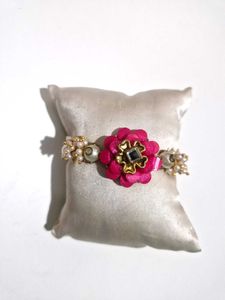Exquisite Floral Bracelet with Pearls