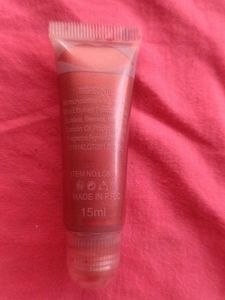 glossy shiny lip gloss