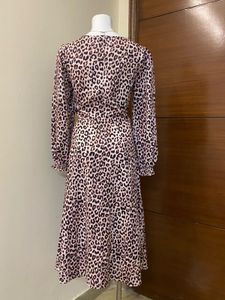 Chic Leopard Print Midi Dress 🐆