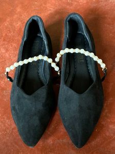 Elegant Black Pointed Toe Flats with Rhinestone St
