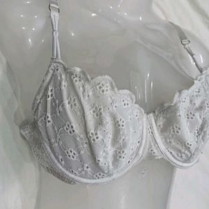 ⭐ Delicate Lace Bra