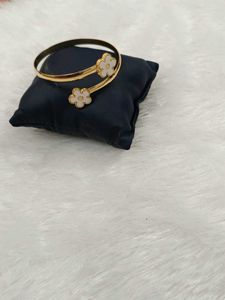 Elegant Floral Bangle Bracelet