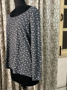 Gray Feather Print Long Sleeve Top