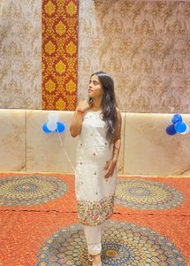 Elegant White Kurta Set with Floral Embroidery