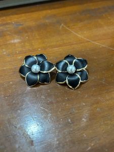 Chic Black Flower Pearl Earrings
