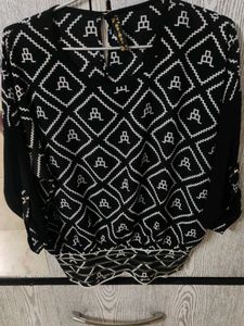 Stylish Black &amp; White Geometric Print Top