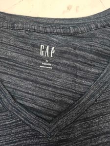 GAP Men's V-Neck T-Shirt