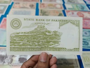 State Bank of Pakistan 10 Rupees Note Old Issue Ra
