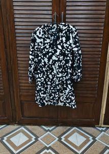 Chic Black & White Abstract Print Tunic Top