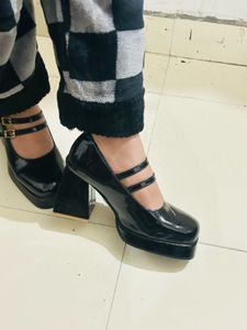 Modish Black Pupm Heels