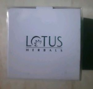 Lotus Herbals White Glow Gel Creme