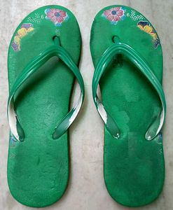 3 sets of slippers are available."