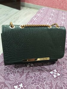 Chic Green Crocodile Embossed Shoulder Bag