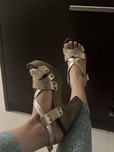 Stylish Gold Woven Sandals Eu 36
