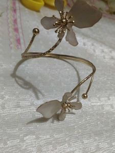 Elegant Armlet with White Flower Design