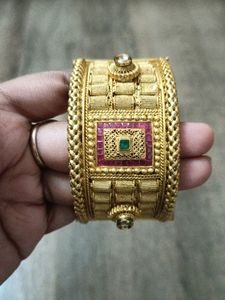 Hand Golden Baliyaa