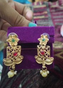 Elegant Gold Tone Earrings with Pearls