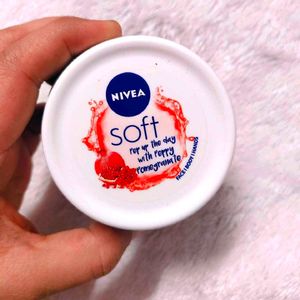 NIVEA Soft Light Moisturizer 100ml | Peppy Pomegra