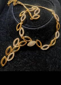 Elegant Gold Necklace with Crystals