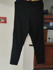 111.Black &amp; Green gym leggings