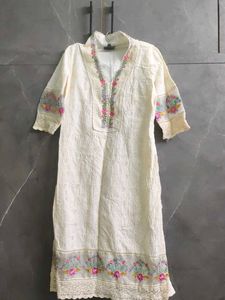Elegant White Kurta with Floral Embroidery