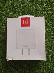 OnePlus Dash Charge Adapter USB port