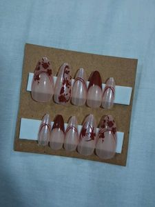 Elegant Press-On Nails with Floral Design