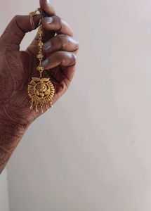 Elegant Gold Maang Tikka