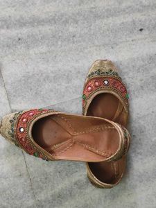 Embellished Juttis/Mojaris