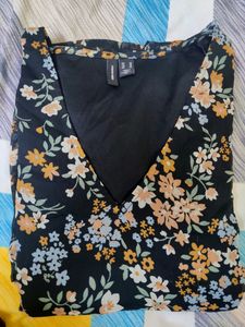 Brand Veromoda, Floral Print V-neck Top With Puffed Sleeves. Soft Material.