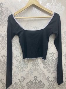 Black long-sleeve crop top