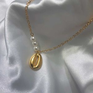 Elegant  Shell Pearl Necklace