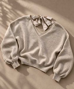 CREAM RIBBED V-NECK SWEATER WITH BACK BOW