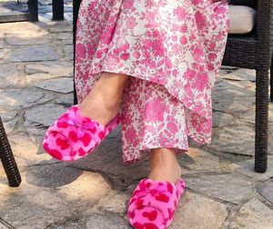 Cozy WinterbalaPink Fuzzy Slippers with Bow