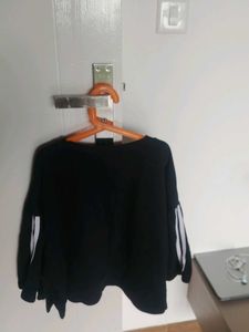 Black V-Neck Cropped Top