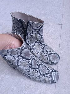Stylish Snake Print Boots