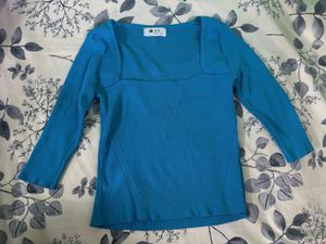 Very pretty blue ribbed top 💙